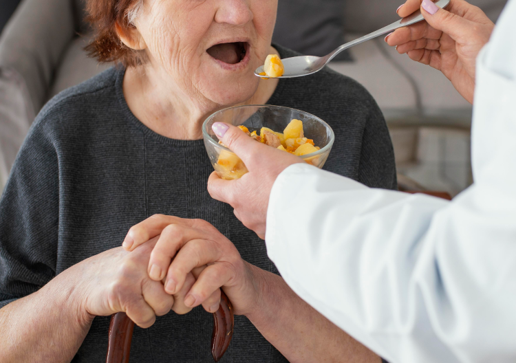 mujer_mayor_comiendo